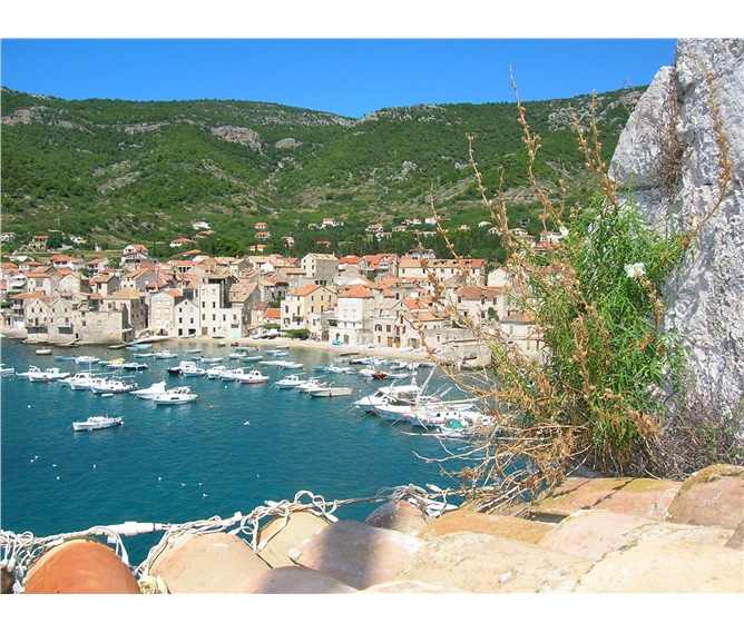 Ostrov Vis, poklad Dalmácie 2020 - Chorvatsko - Komiža - přístav ve městečku s zářivě modrou vodou