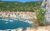 Ostrov Vis, poklad Dalmácie - Chorvatsko - Komiža - přístav ve městečku s zářivě modrou vodou