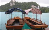 Putování a relaxace v Julských Alpách 2020 - Slovinsko - Bled, lodičkami je možné doplout na ostrov na jezeře s kostelem Nanebevzetí