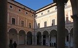 Poznávací zájezd - Marche - Itálie - Marche - Urbino, nádvoří Palazzo Ducale