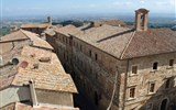Pěšky po Toskánsku a údolí UNESCO Val d'Orcia 2020 - Itálie - Toskánsko - Montepulciano - prejzové střechy z věže Palazzo Comunale
