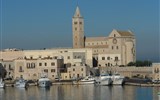 Kalábrie a Apulie, toulky jižní Itálií s koupáním 2020 - Itálie - Trani - románská katedrála s arabskými motivy, 1143, věže 1230-39