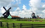 Poznávací zájezd - Holandsko - Holandsko - Zaanse Schans, větrné mlýny krájí svými lopatkami oblohu a mraky se uhývají