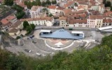 Kouzelná příroda Jury a památky UNESCO Franche-Comté 2020 - Francie - Vienne, římské divadlo, pohled svrchu, od 4.stol. používáno jako kamenolom