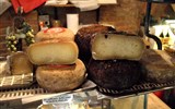 Poznávací zájezd - Toskánsko - Itálie -  Montalcino, vpravo grattacio, další typ sýra pecorino