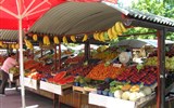 Poznávací zájezd - Slovinsko - Slovinsko - Julské Alpy - Lublaň, Vodnikov trg, bohatý výběr zeleniny a ovoce
