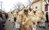 Poznávací zájezd - Maďarsko - Maďarsko - Moháč - slavnosti Busójárás, mladí muži oblečení do ovčích roun s maskami