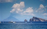 Poznávací zájezd - Liparské ostrovy - Itálie - Liparské ostrovy - Panarea, vzadu činná Stromboli