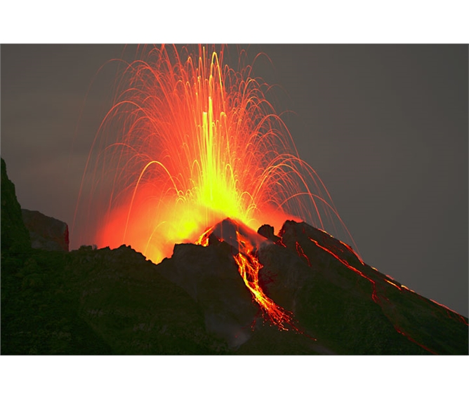 Kalábrie s výletem na Sicílii a Lipary 2020 - Itálie - Liparské ostrovy - Stromboli, noční erupce