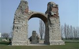 Poznávací zájezd - Burgenlandsko - Rakousko - Carnuntum - Heidentor, zbytek triumfálního monumentu Constantina II, 354-361