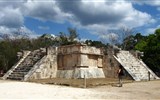 Poznávací zájezd - Mexiko - Mexiko - Chichén Itzá, Plošina Venuše, Quetzalcoatl zde vystupuje v roli jitřenky.