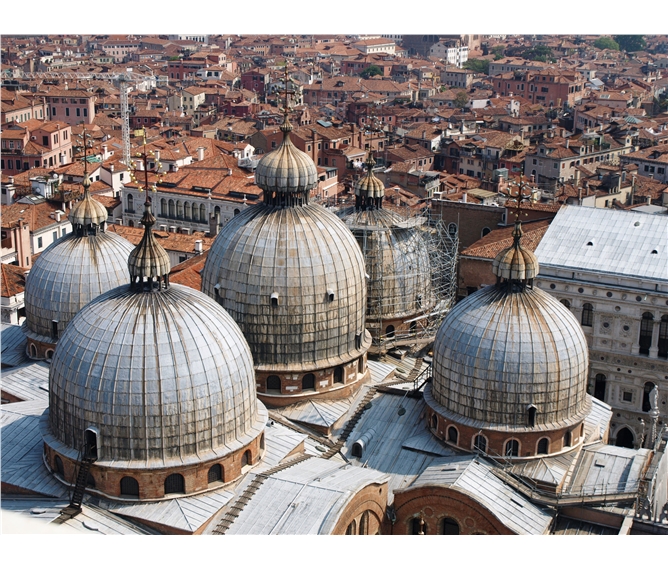 Benátky a ostrovy, La Biennale  di Venezia 2019 - Itálie - Benátky - kopule chrámu San Marco z kampanily