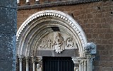 Poznávací zájezd - Lazio - Itálie - Lazio - Tuscania, S.Maria Maggiore, románský, 1050-1206, Madona s dítětem, vlevo Útěk do Egypta, Obětování Izáka, vpravo Agnus Dei