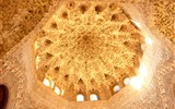 Andalusie, památky UNESCO a přírodní parky 2019 - Španělsko - Andalusie - Granada, Sala de las dos Hermanas, nahoře tzv.mocárabe, symbol jeskyně kde Mohamed obdržel korán