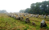 Poznávací zájezd - Bretaň - Francie - Bretaň - kamenné řady v bretoňském mrholení - Le crachin
