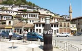 Poznávací zájezd - Albánie - Albánie - Berat, město tisíců očí a oken, bohužel i sem dorazila civilizace v nejhorší možné podobě