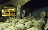 Poznávací zájezd - Akvitánie - Francie - Cognac - v těchto sudech zraje proslulý koňak značky Martel