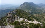Languedoc, katarské hrady, moře Lví zátoky a kaňon Ardèche letecky 2020 - Francie - Languedoc - Quéribus střežil průsmyk Grau de Maury mezi údolími Maury a Verdoble