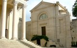 Rimini a krásy Adriatické riviéry 2020 - San Marino - kostel sv.Petra, vlevo část baziliky