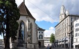 Poznávací zájezd - severní Švýcarsko - Švýcarsko - Curych - vlevo Wasserkirche, původně románský, ve 13.stol. přestavěn goticky