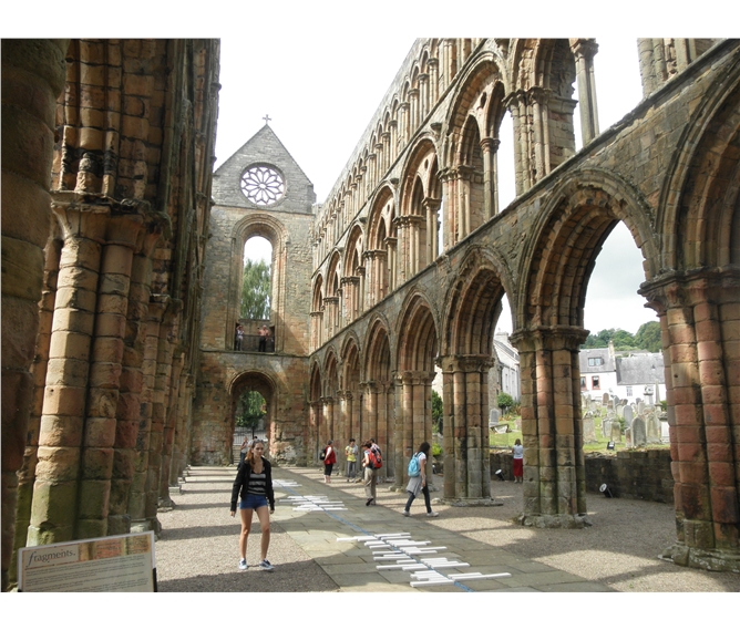Krásy Skotska letecky 2020 - Velká Británie - Skotsko - Jedburgh, klášterní kostel P.Marie, gotický, zničen Angličany 1544-5
