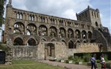 Krásy Skotska letecky 2020 - Velká Británie - Skotsko - Jedburgh, augustinijánský klášter založen 1138, kostel P.Marie, pův. románský, přestavěn goticky