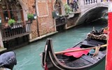 Perly severní Itálie, Benátky, koupání a slavnost Redentore s ohňostrojem - Itálie - Benátky - a gondoly se odrážejí v hladině kanálů