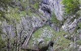 Rakouské soutěsky, kaňony a vodopády 2020 - Rakousko - Medvědí soutěska, a chodníček vede stále výš a výš