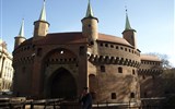 Poznávací zájezd - Polsko - Polsko - Krakov, barbakán, zdi přes 3 m, vnitřní průměr 24,4 m, příkop kolem 24 m široký, nejsevernější část opevnění města