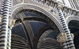 Gurmánské Toskánsko a oblast Chianti 2020 - Itálie - Lazio - Siena, Duomo, detail interiéru se sádrovými bustami papežů