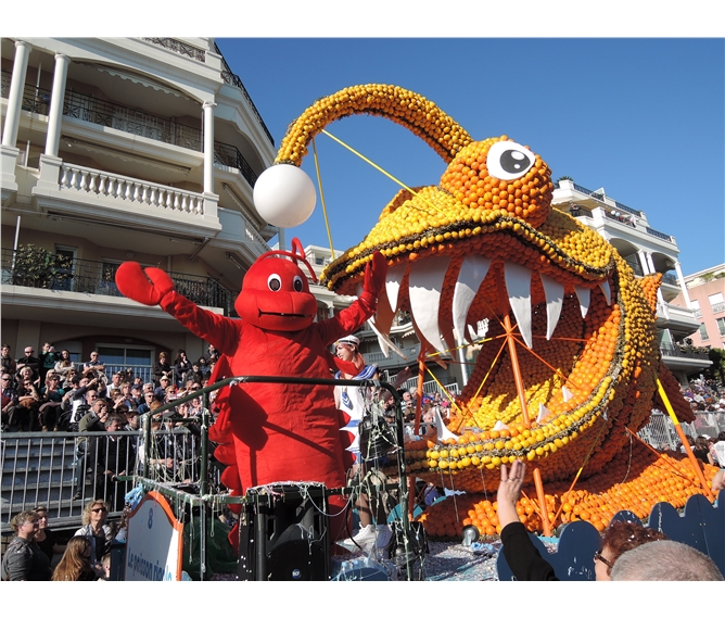Karneval květů v Nice a festival citrusů v Mentonu 2020 - Francie - Menton - Corsi des Fruits d´Or, hele humr a zubatá ryba a všechno z citrusů