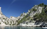 Slunná Marseille a národní park Callanques 2020 - Francie - Cassis - skály calanques jsou prakticky bez půdy, jen borovice se uchytí v puklině