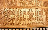 Andalusie, památky UNESCO a přírodní parky 2019 - Španělsko - Andalusie 720 - Granada, Alhambra, Sala de los Embajadores, dlaždice kolem sálu do výše 1,2 m, výš ornamenty