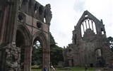 Krásy Skotska letecky - Skotsko - Dryburgh, transept, blíže severní, dál jižní část.