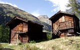 Švýcarskem za bernardýny, nejvyšší horou a ledovcem 2020 - Švýcarsko - dřevěné historické stavby nad Zermattem