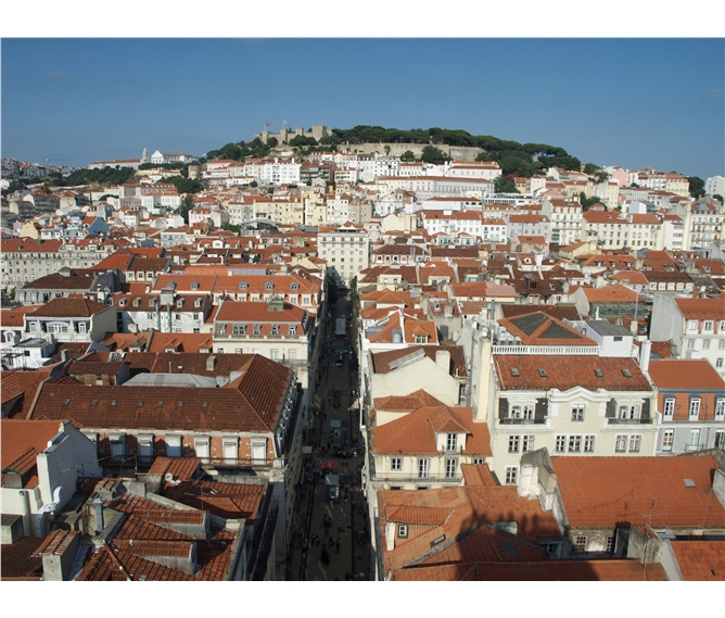 Lisabon, královská sídla, krásy pobřeží Atlantiku, Porto 2020 - Portugalsko - Lisabon - pohled na čtvrt Baixa a hrad São Jorge, starou pevnost Féničanů, Řeků, Římanů, dnešní podoba maurská z 11.stol.