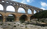 Provence s vůní levandule a koupáním, letecky 2020 - Francie - Provence - Pont du Gard, stavba bez malty z vápence z Estel, postaven roku 19 a užíván do 19,.stol., přiváděl vodu do Nimes