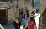 Provence s vůní levandule a koupáním, letecky 2020 - Francie - Provence - Le Baux de Provence, vesnice žije jenom z turistů