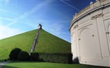 Příroda, památky UNESCO a tradice zemí Beneluxu 2020 - Belgie - Waterloo, Butte du Lion, umělý pahorek 41 m vysoký, navršený 1824-6