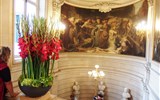 Poznávací zájezd - Belgie - Belgie - Brusel, Hôtel de Ville, Lví schodiště, květiny dotváří prostor a náladu