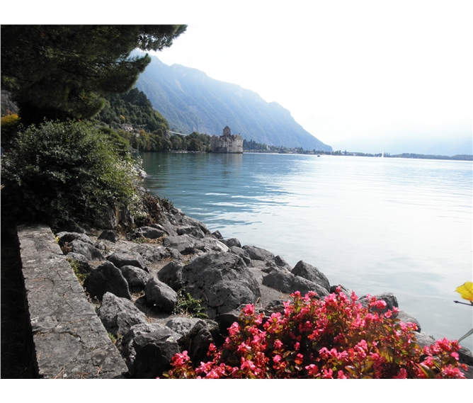Hrady, zahrady, města a hory Savojska 2020 - Švýcarsko - hrad Chillon stojí na východním břehu Ženevského jezera