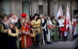 Jižní Toskánsko a kraj Etrusků Lazio 2020 - Itálie - Viterbo - aktéři slavnosti San Pellegrino in Fiore čekají na zahájení (foto Jan Kaul)