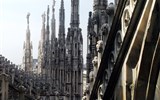 Milano letecky a opera v divadle La Scala a Leonardo da Vinci 2019 - Itálie - Milán - les sloupů a fiál na střeše katedrály