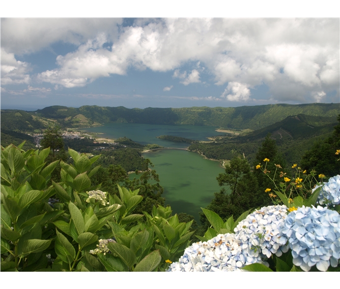 Azorské ostrovy, San Miguele a Terceira 2019 - Portugalsko - Azory - Sete Chiades, vpředu Lago Verde, vzadu Lago Azul.