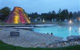 Štýrsko, hory a barevné termály, zážitkový víkend a Erlebnistag 2019 - Rakousko - Štýrsko - Bad Blumau, tzv. Vulkán, zdroj termální vody 38°C teplé, kouzlo večerního koupání