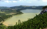 Azorské ostrovy, San Miguele a Terceira 2020 - Portugalsko - Azory - Lagoa das Furnas, barva vody způsobená exhalacemi  - doznívání sopečné činnosti