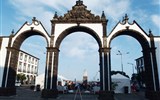 Azorské ostrovy, San Miguele a Terceira 2019 - Portugalsko - Azory - Portas da Cidade, 1783, původně městská brána