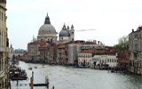 Rimini a krásy Adriatické riviéry 2020 - Itálie - Benátky - Santa Maria della Salute, vpravo nízká bílá budova muzeum P.Guggenheimové
