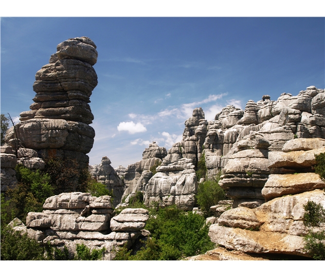 Andalusie, památky, přírodní parky a Sierra Nevada 2020 - Španělsko - Andalusie NP El Torcal, vápencové skalní město s četnými krasovými jevy, jeskyněmí, propastmí (až 225 m hluboké)