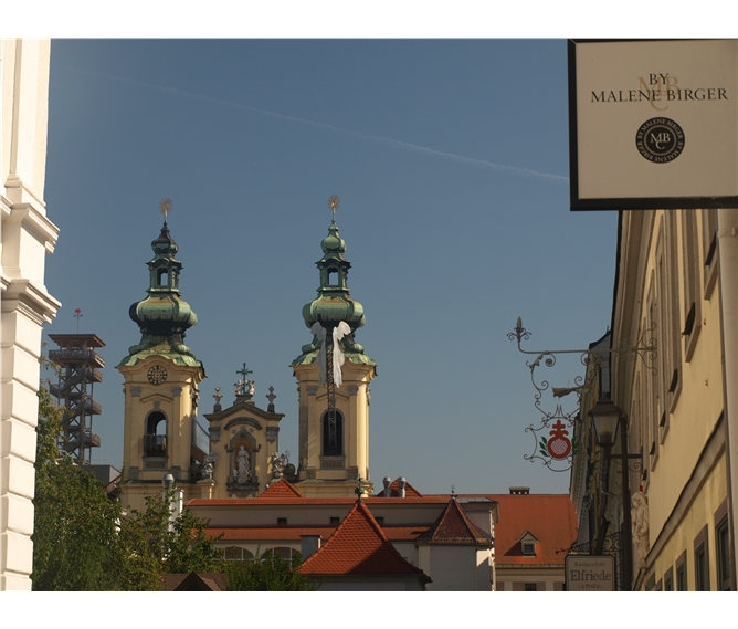 Linec Jížním expresem a vánoční město zážitků - Rakousko - Linec -  půvab věží starého města (Ursulinenkirche)
